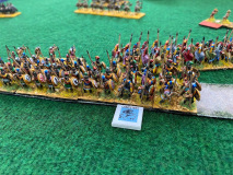 Des hoplites Grecs progressent rapidement sur une route.