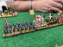 L'infanterie lourde des Croisés Tardifs au déploiement, devant leur très joli camp par Philippe.