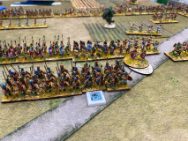 Les lanciers Grecs manœuvrent pour se replacer sur le flanc vulnérable à la cavalerie Thrace.