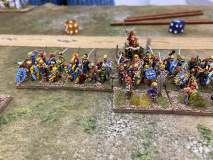 L'infanterie lourde Gauloise progresse sur le terrain sous le regard du général en chef sur son char..