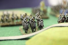 Une unité de cavalerie russe s'apprète à prendre une colline.