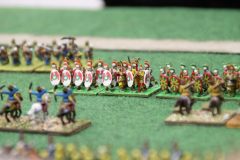 Des légionnaires romains bas empire avancent sur la cavalerie perse.