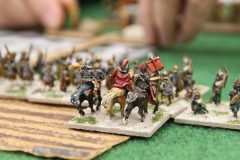 Général romain exhortant ses auxiliaires en engager la mêlée avec les archers indiens au plus vite !