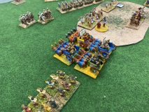 Des chars lourds Phéniciens de Chypre supportés par des archers.