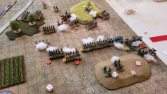 L'armée Prussienne (en bas) fait feu de toutes ses pièces pour tenter de percer la ligne Française.