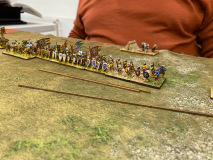 En face, les Byzantins Nicéphoriens en font de même.