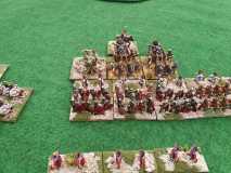 Une ligne de légionnaires Romains Bas Empire supportés par une artillerie intégrée.
