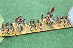 Un corps d'armée Indien avance sur le champ de bataille.