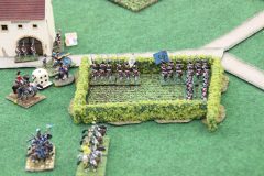 L'infanterie Hollando-Anglaise a couvert dans un bocage.