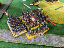 De magnifiques troupes françaises en rangs compacts progressent sur le champ de bataille !