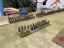 Les Anglais sont venus en force ! Le camp en arrière plan.