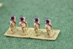 Des dromadaires légers Assyriens avancent en éclaireurs.