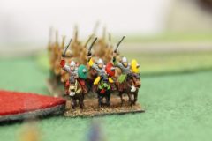 La cavalerie lourde Indienne en colonne menée par son général.