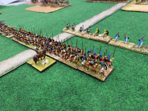 Les hoplites Grecs Classiques se déploient en ligne compacte.