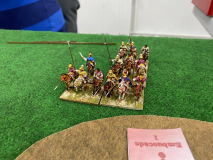 La cavalerie lourde d'Alexandre le Grand se prépare à prendre une colline.