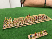 Ligne d'infanterie moyenne des Derniers Macédoniens progressant dans une plantation.