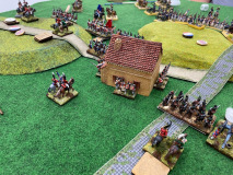 L'armée Anglaise prend possession d'une maison au centre du champ de bataille.