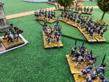 Les troupes Françaises progressent sur le champ de bataille.