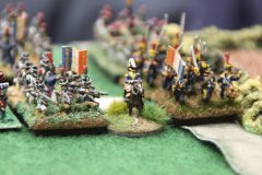 Le général Français inspecte ses troupes avant la bataille.