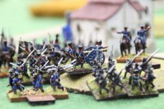 Les Prussiens prennent position sur la colline.
