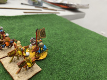Un superbe général des Taïfas brandit sa bannière pour encourager ses troupes.