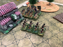 Des unités Autrichiennes et Wurtembergeoises progressent rapidement sous couvert d'une maison.