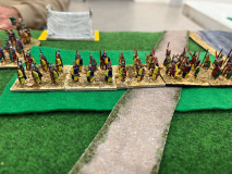 Les fantassins moyens impact Espagnols se déploient dans un champ.