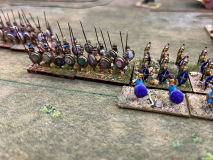 Des hoplites Macédoniens avancent en rangs compacts.