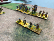 Des éclaireurs Indiens Classiques précèdent un corps avec son éléphant de guerre.