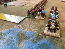 Les cavaliers Romains soutiennent le flanc de la légion.