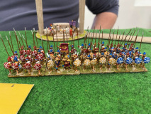 Les phalanges Séleucides se mettent en position défensive devant leur camp.