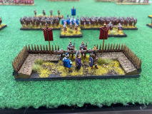 Le général en chef Romain dirige ses troupes depuis le camp fortifié.