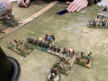 La cavalerie Romaine République arrive au contact des archers Néo-Babyloniens.
