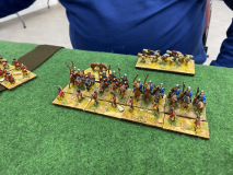 Des cavaliers Goryeo protégés par une ligne de psilois.