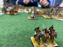 Une cavalerie Indienne Classique en esquive devant un Général sur sont  Éléphant.