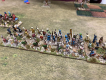 Les fantassins impétueux Touaregs avancent en désordre vers la ligne Teutonique.