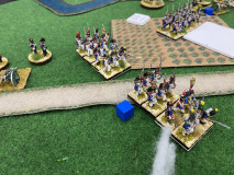 Ces tirailleurs Français progressent en ligne tout en essuyant des tirs ennemis.