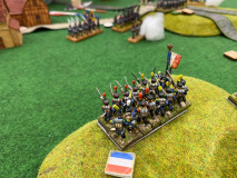 Une unité d'infanterie Française défend l'objectif sur une colline.