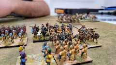 Des cavaliers Égyptiens fuient devant la charge de la cavalerie lourde Romaine.