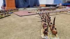 Les hoplites Grecs alliés des Égyptiens Saitic se mettent en ligne face aux auxiliaires Romains.