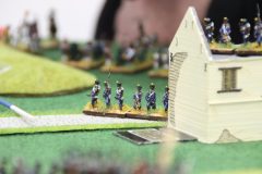 Tirailleurs Français 1805 près d'une maison.