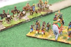 Les Huns menés par Attila en personne tentent d'encercler les troupes Indiennes.