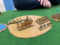 Des cataphractes chameaux Parthes avancent rapidement accompagnés de psilois.
