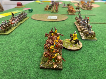 Des cavaliers et cataphractes Parthes s'approchent des cavaliers Romains Bas Empire.
