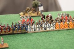 Une ligne d'arbalétriers et de lanciers Croisés protège le camp.