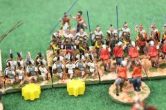 Les Romains République souffrent mais ne plient pas face à la cavalerie Macédonienne.