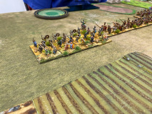 Les hordes fanatiques des Croisés s'élancent en courant sur le champ de bataille.