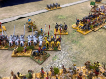 Les chevaliers Croisés tentent une percée sur le flanc de la troupe des Royaumes des Taïfas.