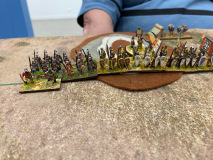 L'armée des Byzantins Nicéphoriens de déploie à flanc de colline en protection du camp.