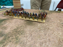 Une troupe de cavaliers Siciliens couverts par une rangée de psilois.